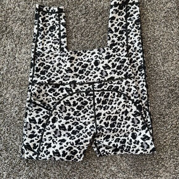 Active Zyia Black and White Animal Print Leggings size 4 athletic workout gym - Picture 4 of 4
